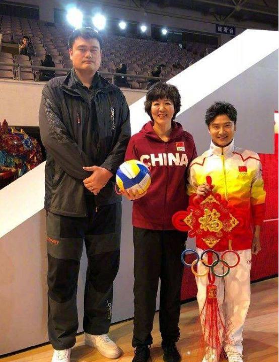 姚明一直保持着对篮球的渴望和努力，所以他被国人所尊重(4)
