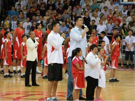 姚明一直保持着对篮球的渴望和努力，所以他被国人所尊重(6)