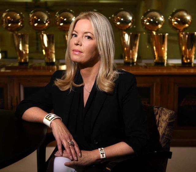 NBA女老板身价30亿，59岁私生活混乱，还与詹姆斯小弟传绯闻(3)