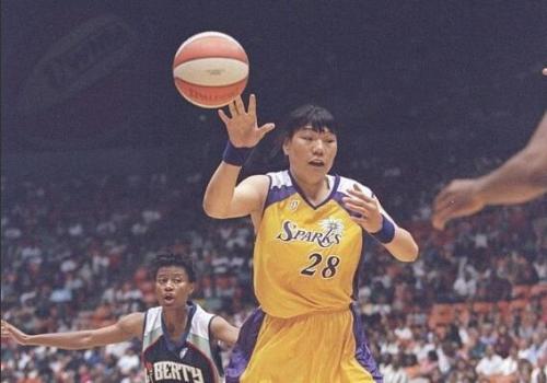 中国女篮第一人，结婚十年还未产下一子，为了篮球废了一双腿(3)