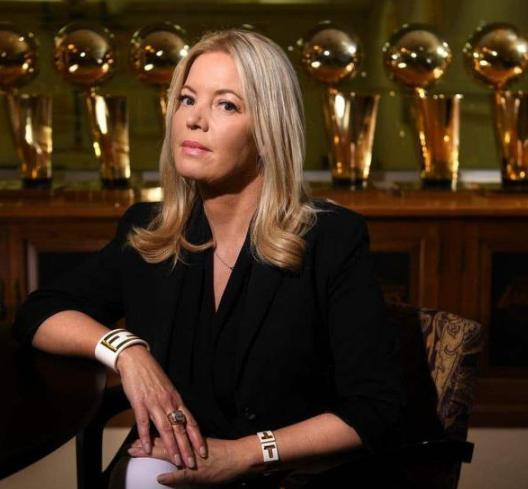 身价30亿的NBA女老板，59岁感情生活丰富，还和队内球星传绯闻！(4)
