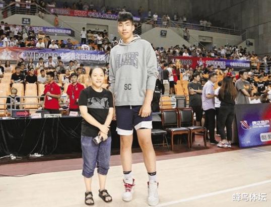 身高2.22米！和詹姆斯儿子同一所学校！第一次加入中国男篮！期待！(1)