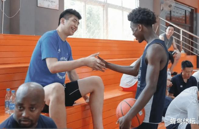 身高2.22米！和詹姆斯儿子同一所学校！第一次加入中国男篮！期待！(3)