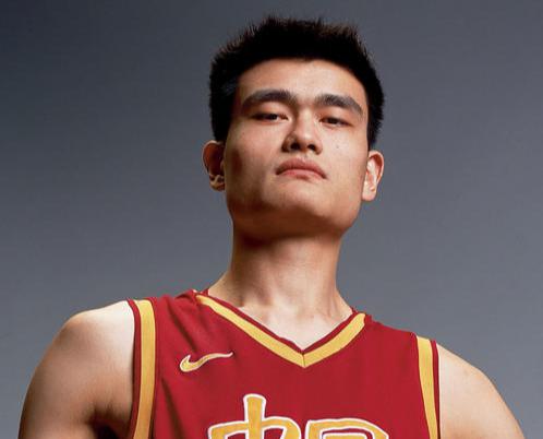 中国篮球未来希望！13岁小将身高已达2米21，天赋出众统治力或超姚明？(1)