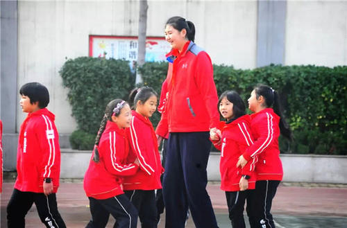中国篮球未来希望！13岁小将身高已达2米21，天赋出众统治力或超姚明？(4)