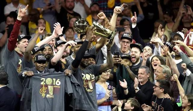 骑士庆祝赢得nba总冠军 骑士夺队史首个NBA总冠军(1)