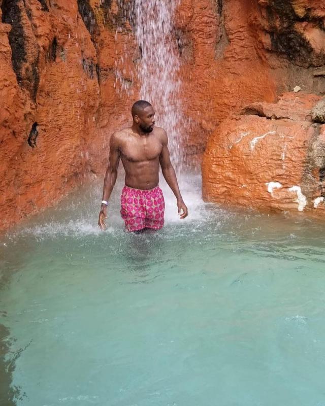 nba伊巴卡下部 伊巴卡在瀑布下展示自己肌肉(3)