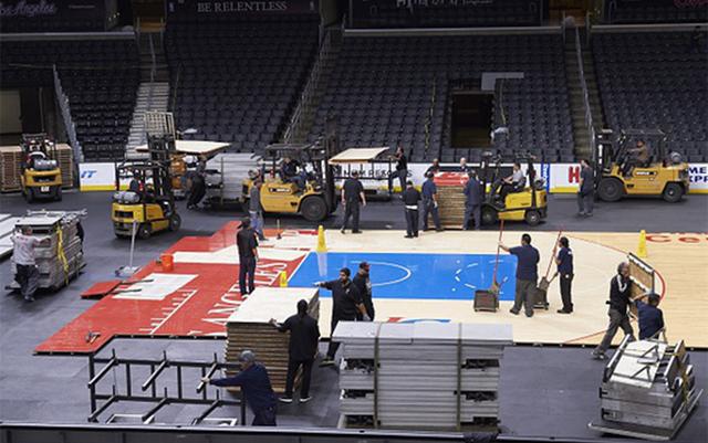 nba比赛地板是自动铺么 NBA地板有多神秘(2)
