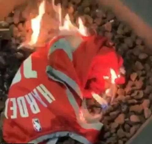 火迷nba火箭的球迷 火箭球迷赛后焚烧哈登保罗球衣(4)
