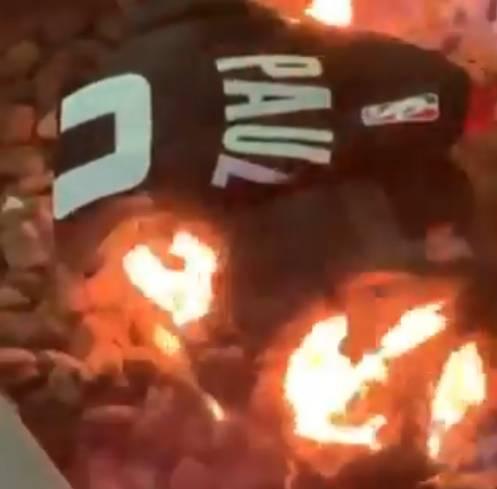 火迷nba火箭的球迷 火箭球迷赛后焚烧哈登保罗球衣(5)