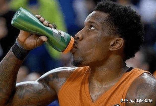 nba球员喝xs饮料 NBA球员比赛时都喝哪一种饮料(2)