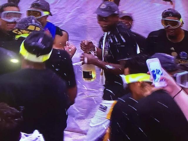 nba总决赛香槟多少钱 勇士队喷了18万美刀的香槟庆祝斩获NBA总冠军(1)