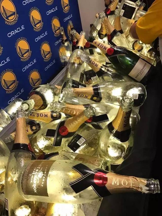 nba总决赛香槟多少钱 勇士队喷了18万美刀的香槟庆祝斩获NBA总冠军(2)