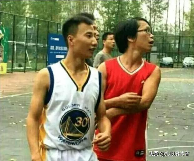 中国长的像nba球员的人 中国球迷翻版NBA球员(1)