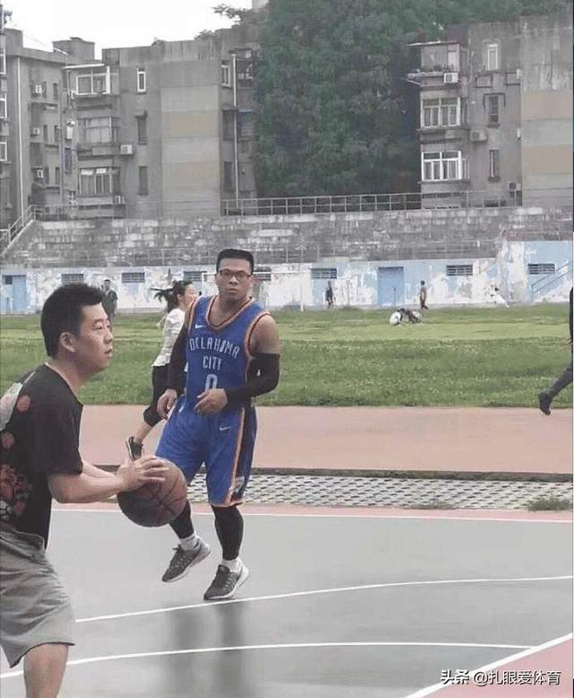 中国长的像nba球员的人 中国球迷翻版NBA球员(7)