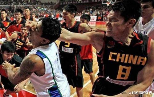 打架不输朱芳雨！中国女篮史上最大罚单，23人参与群殴被禁赛(1)