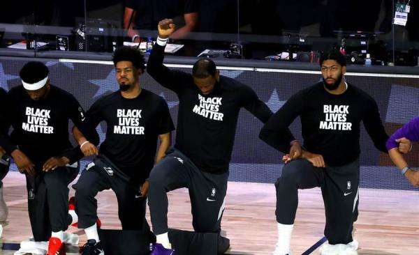 球员在奏国歌时下跪，唐纳德·特朗普警告NBA“有大麻烦”(2)