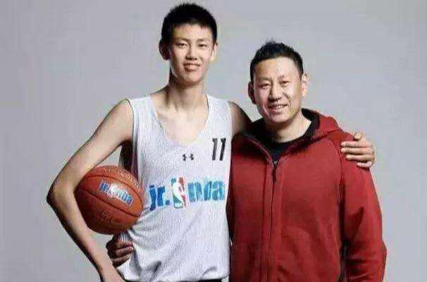 男篮国家队主帅李楠之子，17岁2米16，男篮接班人横空出世！(1)