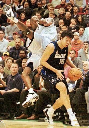 王治郅的nba生涯 王治郅在NBA的7大高光时刻(9)