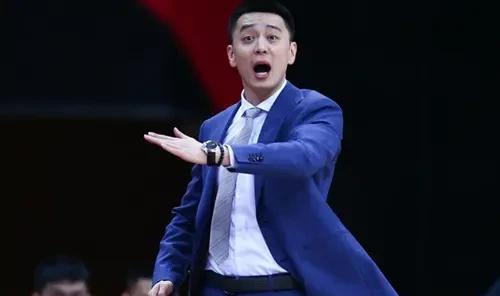 天才少年杨鸣，能力超越郭士强，他能否接替杜锋成为男篮主教练？(1)