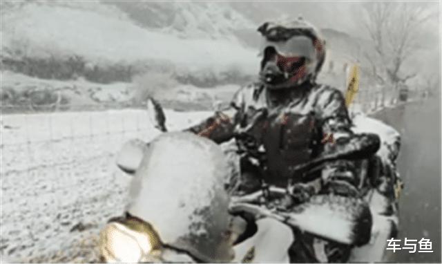 川藏线摩旅，最大的困难除地形外，还有暴雪，这2位骑士就遇到了(1)
