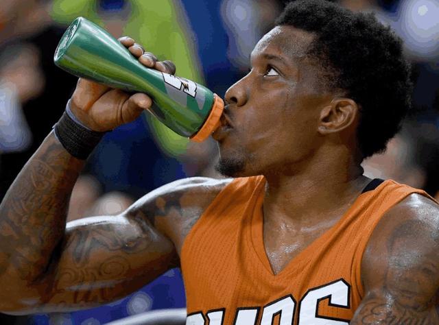 NBA比赛中，球员休息喝的什么饮料，詹姆斯的蓝色大瓶水是什么？(1)