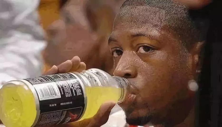 NBA比赛中，球员休息喝的什么饮料，詹姆斯的蓝色大瓶水是什么？(2)