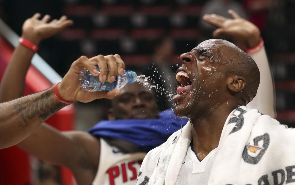 NBA比赛中，球员休息喝的什么饮料，詹姆斯的蓝色大瓶水是什么？(3)
