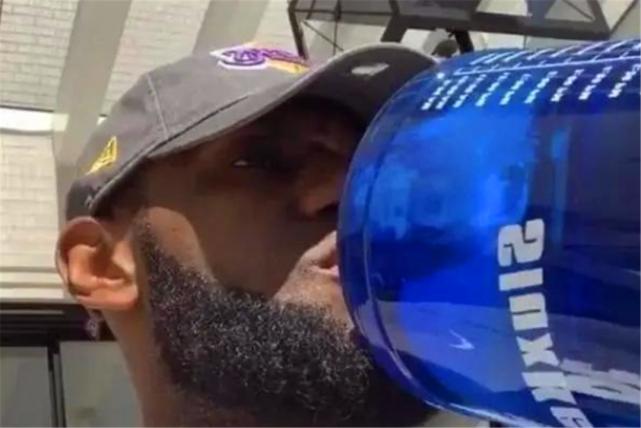 NBA比赛中，球员休息喝的什么饮料，詹姆斯的蓝色大瓶水是什么？(5)