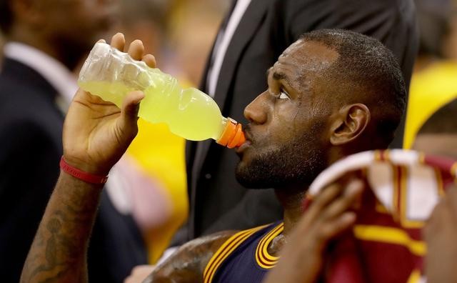 NBA比赛中，球员休息喝的什么饮料，詹姆斯的蓝色大瓶水是什么？(6)