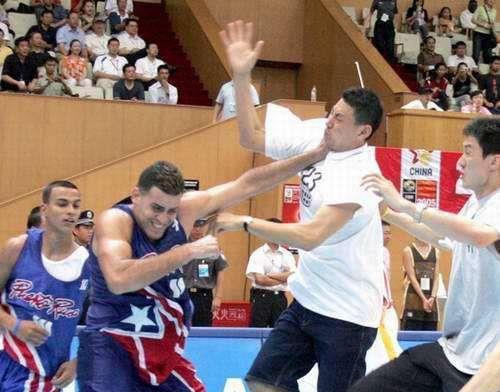中国男篮暴力事件大盘点，明明是打架为何带着篮球？(6)