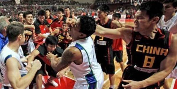 中国男篮暴力事件大盘点，明明是打架为何带着篮球？(7)