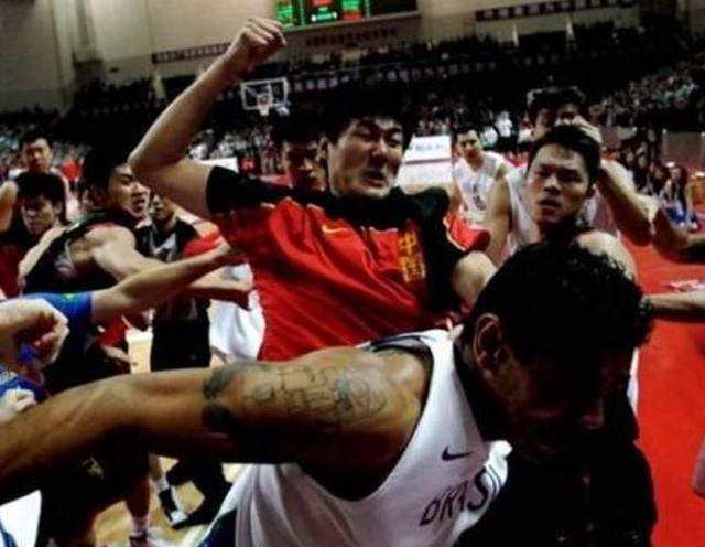 中国男篮暴力事件大盘点，明明是打架为何带着篮球？(8)
