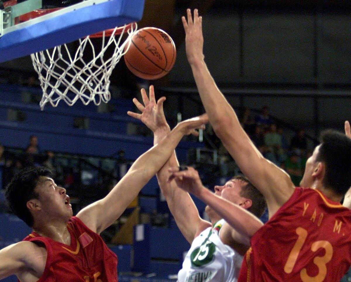 中国男篮暴力事件大盘点，明明是打架为何带着篮球？(10)