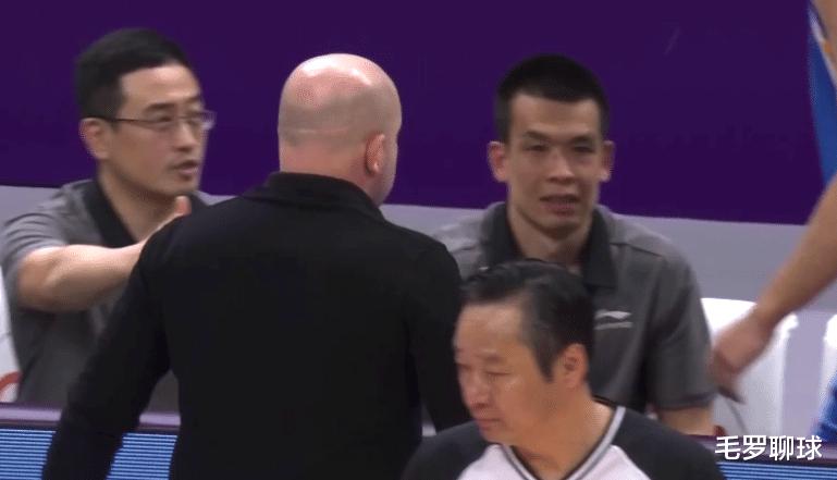 火爆冲突，首钢2+1被裁判判为0分！雅尼斯抗议，北京教练鼓掌嘲讽(4)
