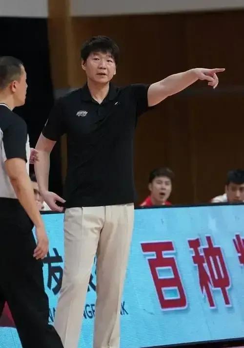 CBA休战期，深圳马可波罗篮球队主帅邱彪应该去NBA深造(1)