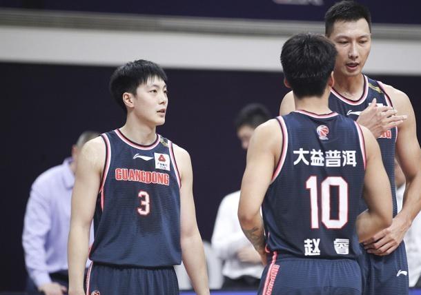 广东训练师现身野球场，疑似灵魂拷问中国篮球，强于大部分CBA球员(1)