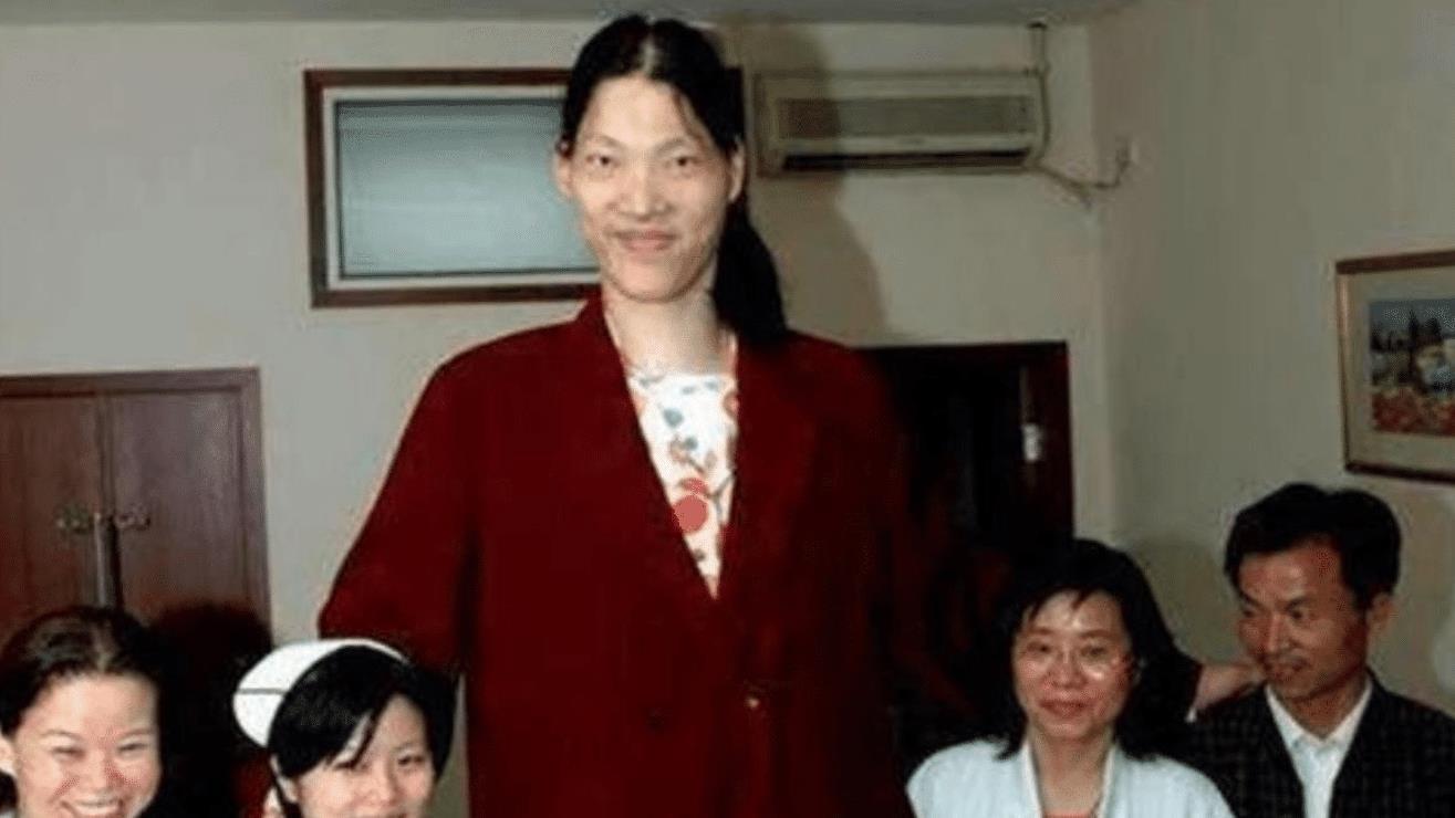 中国第一女巨人：身高2米48，比姚明还高22厘米，遗体至今没火化(2)