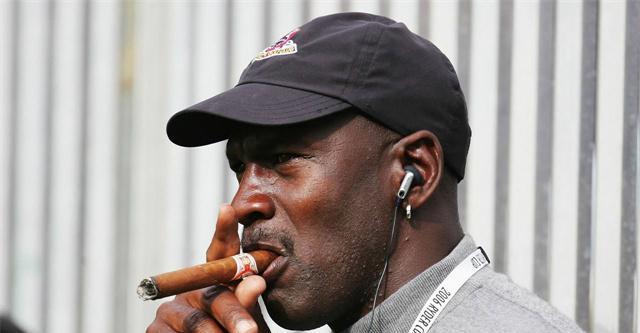 球员时期的“飞人”乔丹钟爱抽雪茄，为何却没有影响他的状态？(1)