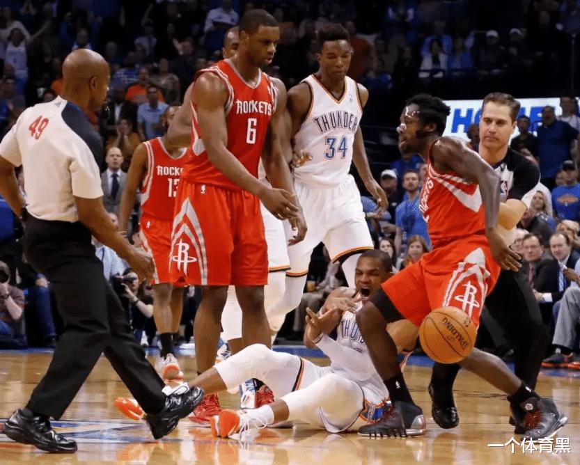 NBA著名的“死亡缠绕”：小卡狗哥只是小场面，乔丹被一群人缠绕(5)