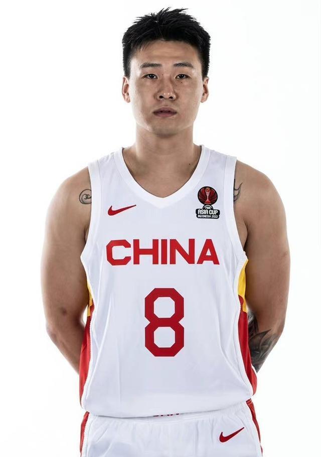 中国男篮一组定妆照只有10名球员，还有两个空位到底给谁留的？(2)