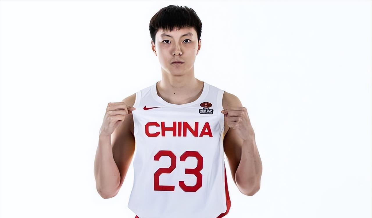 中国男篮一组定妆照只有10名球员，还有两个空位到底给谁留的？(3)