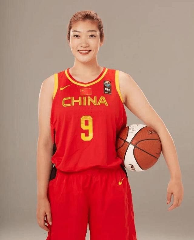 中国女篮现役第一小前锋，肤白貌美还有中尉军衔，人称女版詹姆斯(1)