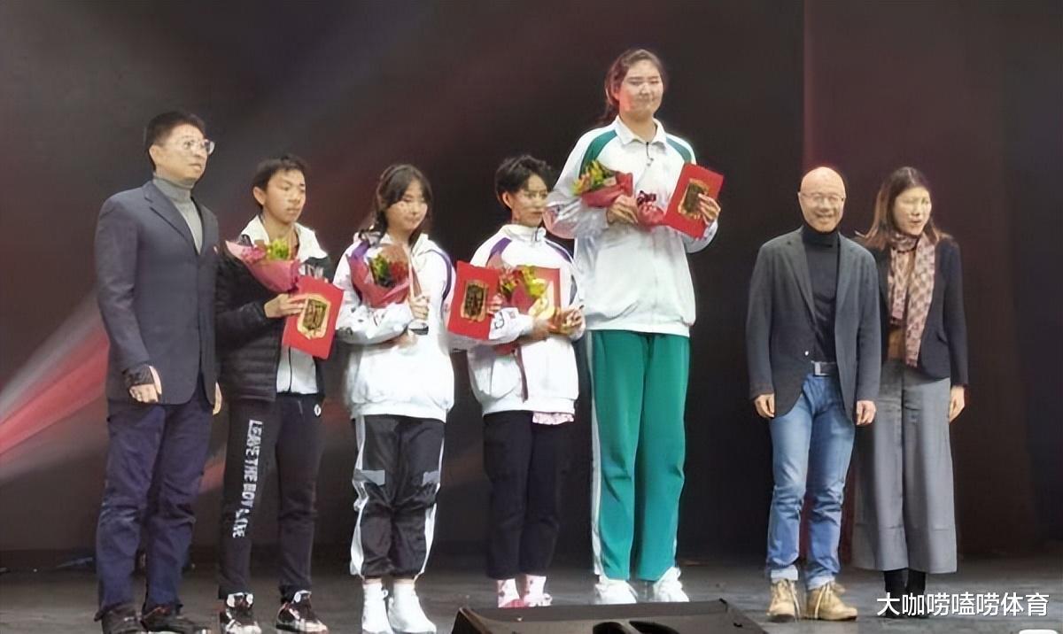 中国女篮新希望！2米26+260斤堪称“巨无霸”，被誉为女版奥尼尔(1)