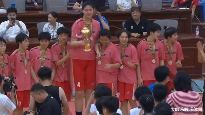 中国女篮新希望！2米26+260斤堪称“巨无霸”，被誉为女版奥尼尔(2)
