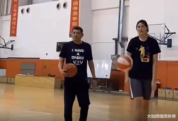 中国女篮新希望！2米26+260斤堪称“巨无霸”，被誉为女版奥尼尔(3)