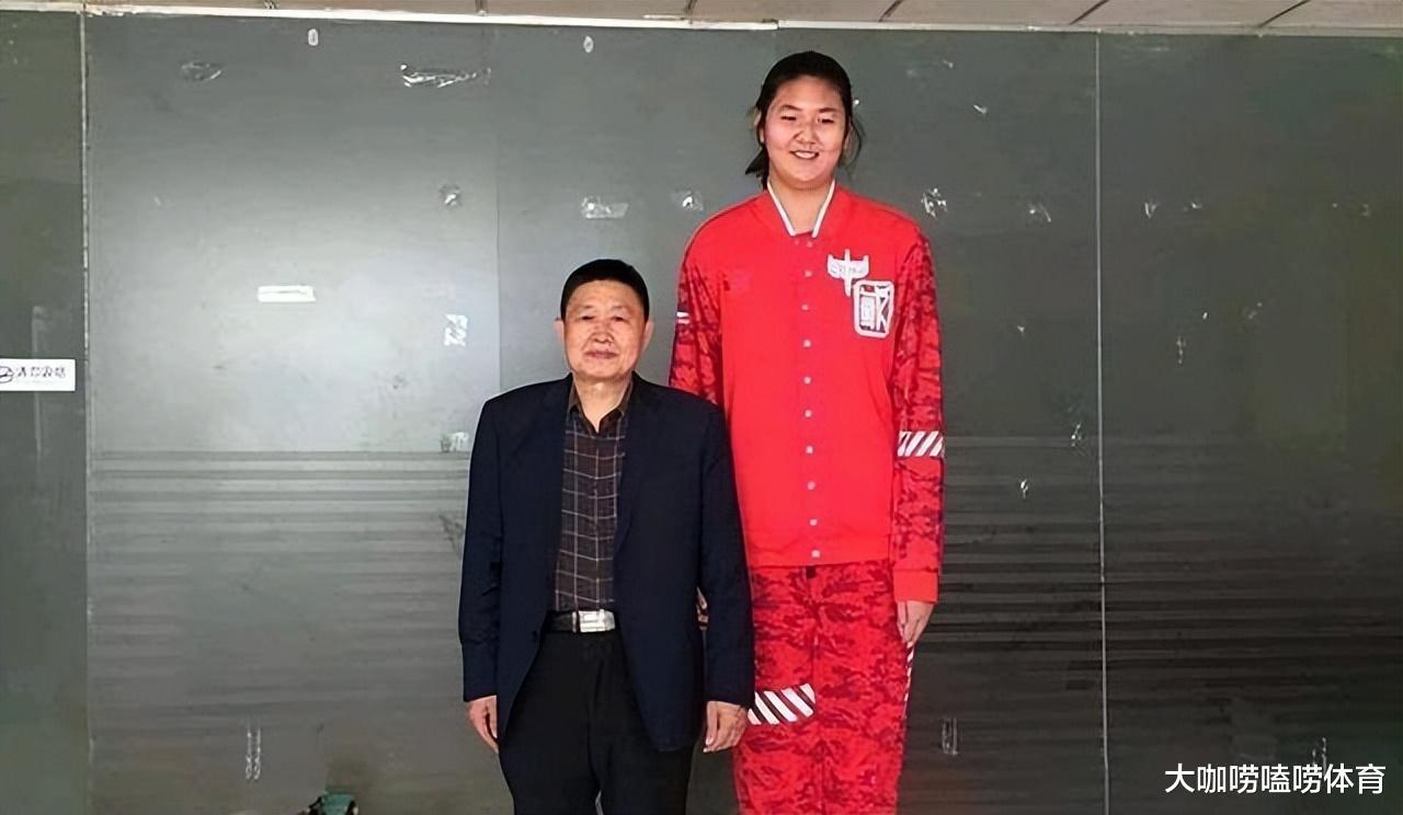 中国女篮新希望！2米26+260斤堪称“巨无霸”，被誉为女版奥尼尔(4)