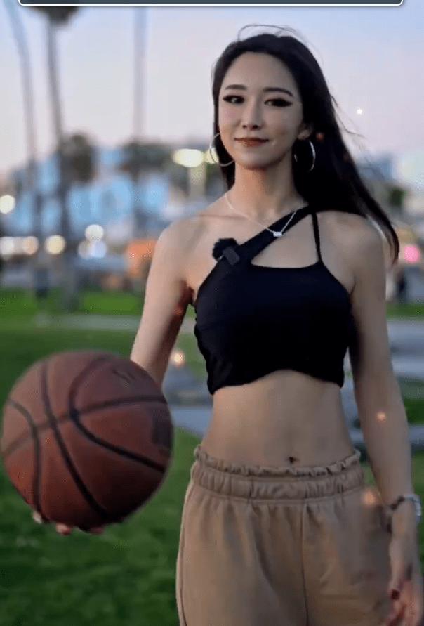 NBA最美主播周玲安近照曝光，现身洛杉矶玩转街头篮球，大秀身材(1)