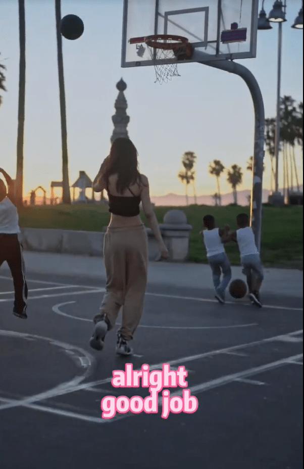 NBA最美主播周玲安近照曝光，现身洛杉矶玩转街头篮球，大秀身材(2)