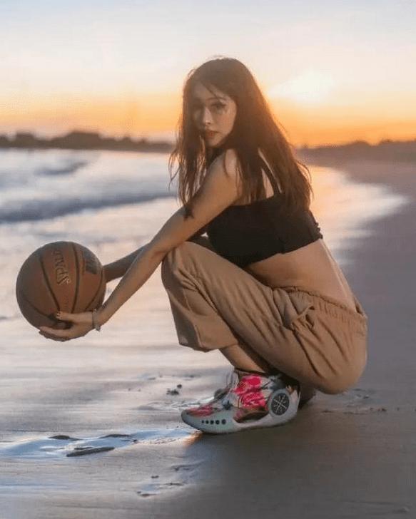 NBA最美主播周玲安近照曝光，现身洛杉矶玩转街头篮球，大秀身材(16)